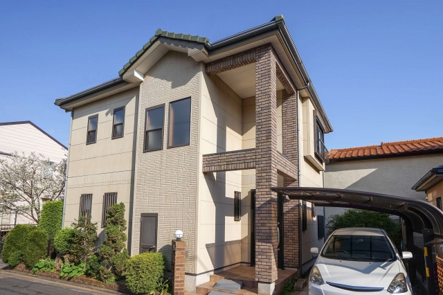 白い外壁の戸建て