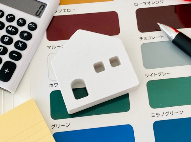 家の模型と色見本