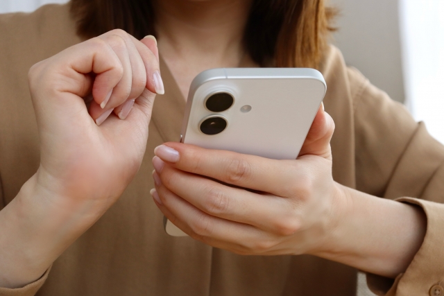スマートフォンを使用する女性