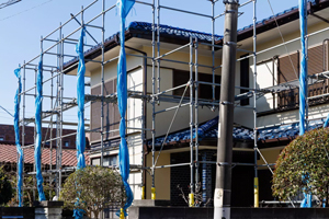一戸建てに設置された足場