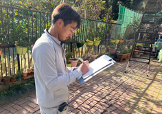 現地調査を行う作業員