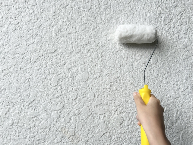 外壁塗装をしている手元