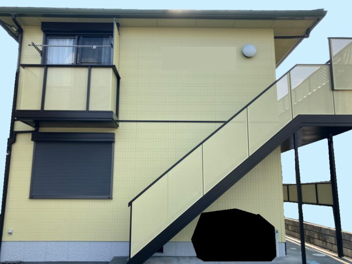 イエローの外壁のアパート