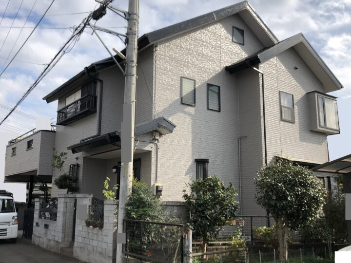 ベージュ色の外壁の戸建て住宅