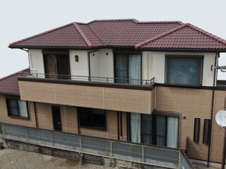 白い外壁の戸建て住宅