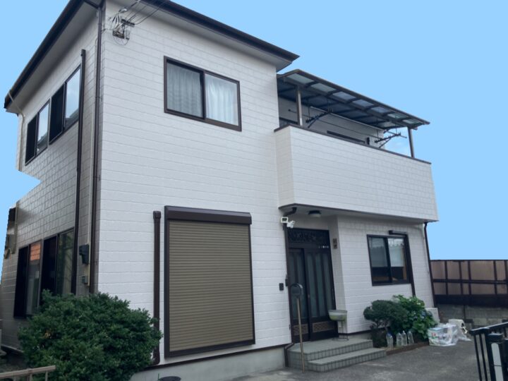 白い外壁の戸建て住宅