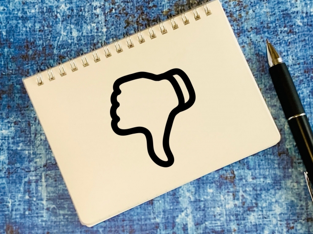 サムズダウンのイラストが描かれたノート