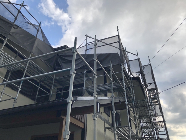 足場を組んだ戸建て