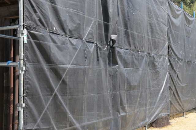 足場を組んだ戸建て