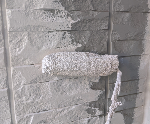 白の壁とペンキローラー