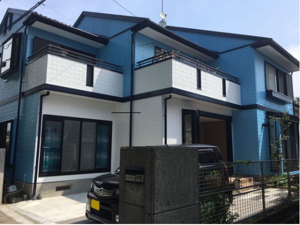 青いが壁の戸建て