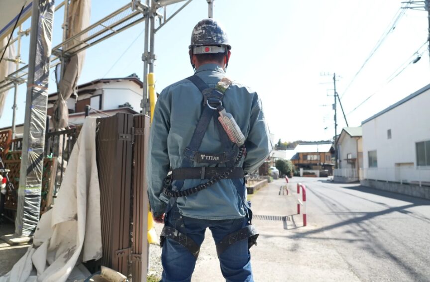 朝陽塗装工業公式HP 施工業者の後ろ姿写真